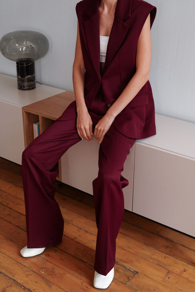 Elongated vest in burgundy photo 5