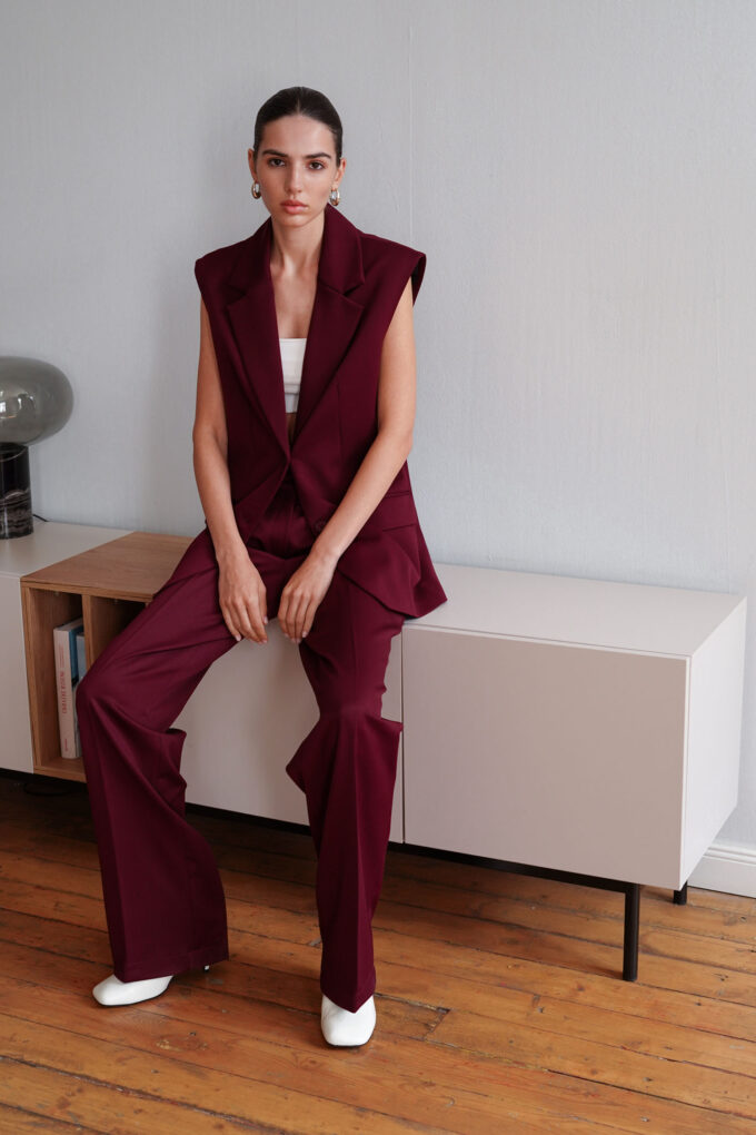 Elongated vest in burgundy photo 8