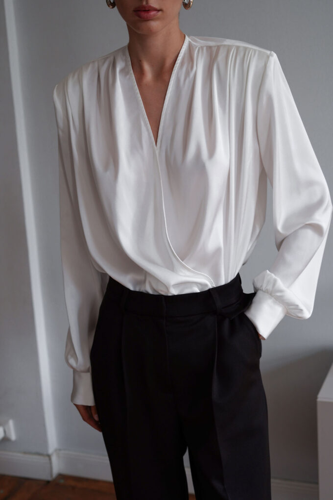 Milky satin blouse with pleats photo 6