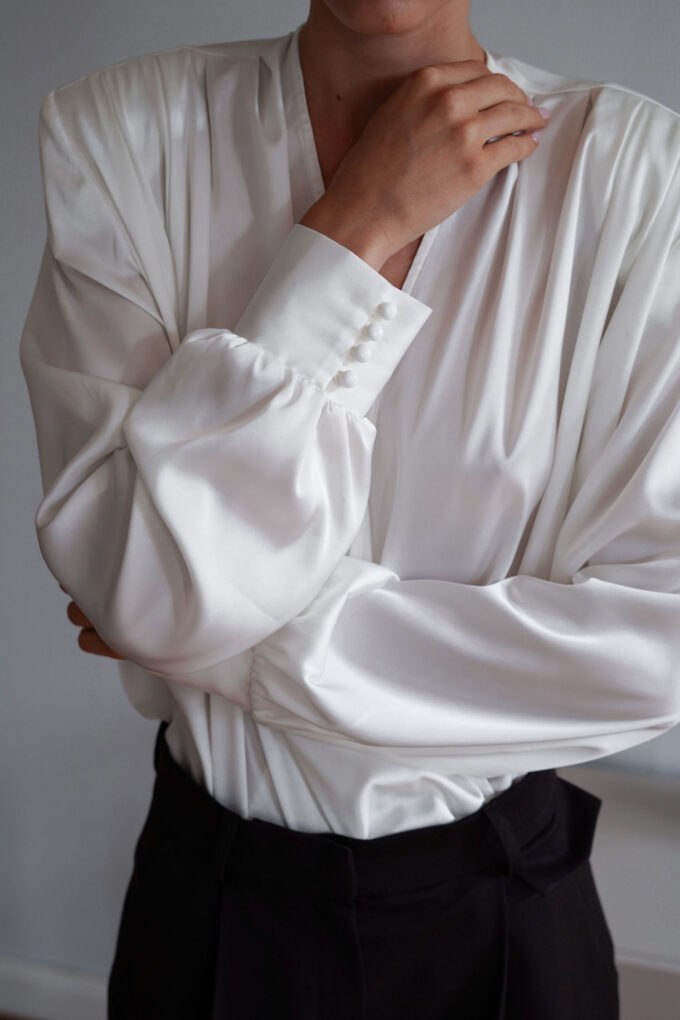 Milky satin blouse with pleats photo 4