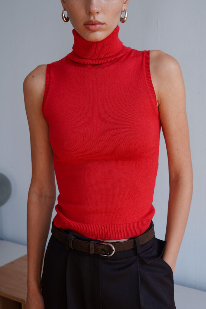 Knitted top with high neck in red photo 4