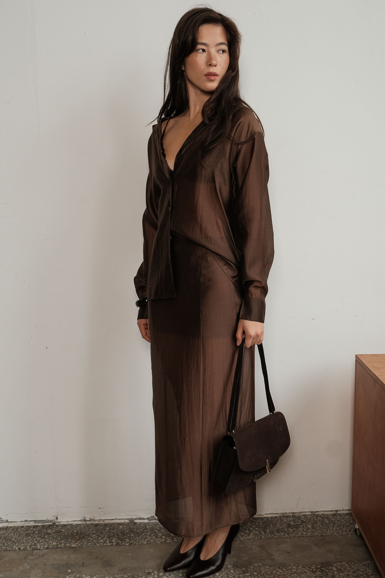 Сорочка вільного крою напівпрозора з тенселу шоколадна - The Lace фото 458007 Сорочка вільного крою напівпрозора з тенселу шоколадна - The Lace фото 458007