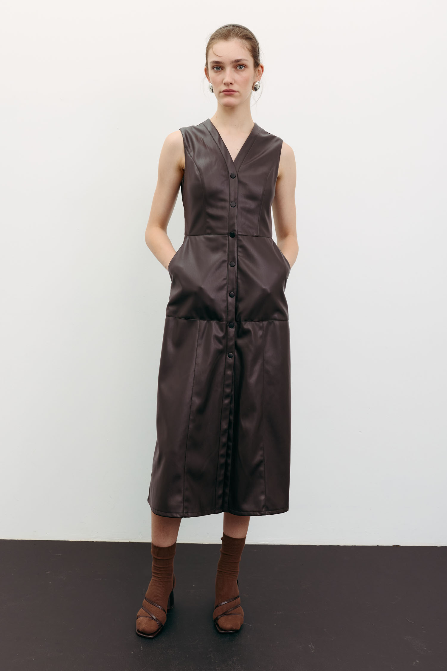 Сарафан міді з еко-шкіри на кнопках шоколадний - The Lace Фото 441454 Сарафан міді з еко-шкіри на кнопках шоколадний - The Lace Фото 441454