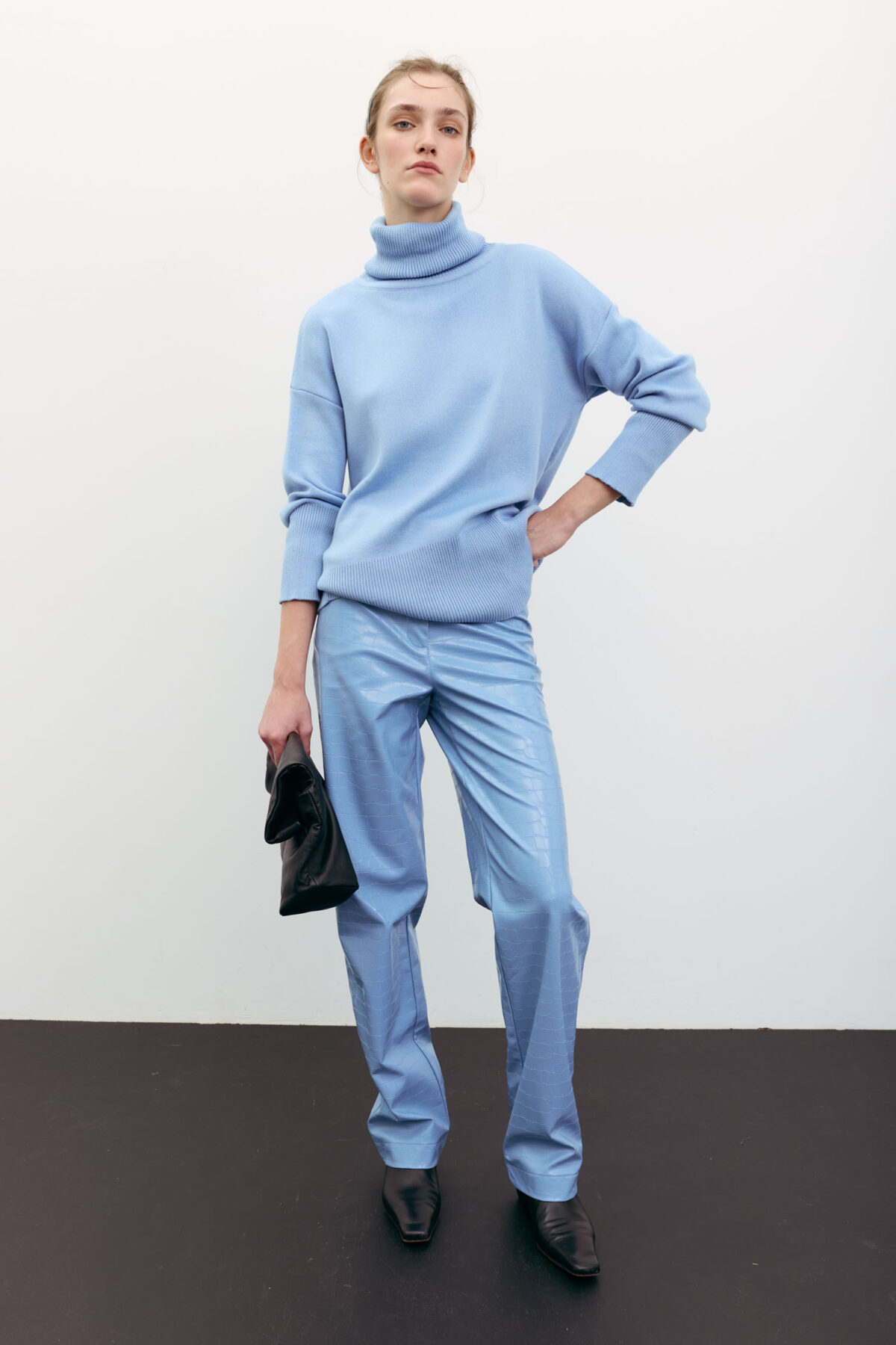 Трикотажний светр з об'ємною горловиною блакитний - The Lace