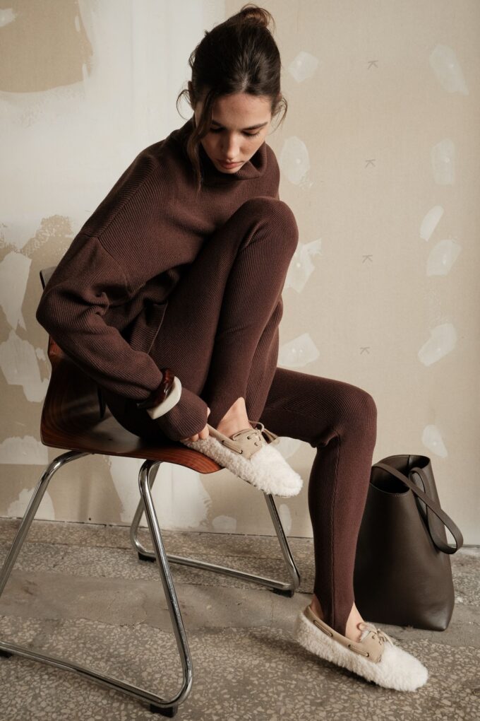 Светр трикотажний прямого крою з горловиною шоколадний фото 10
