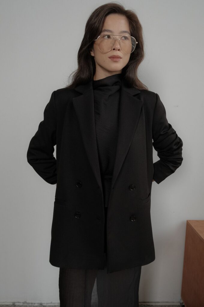 Tencel top with thin belt in black photo 5