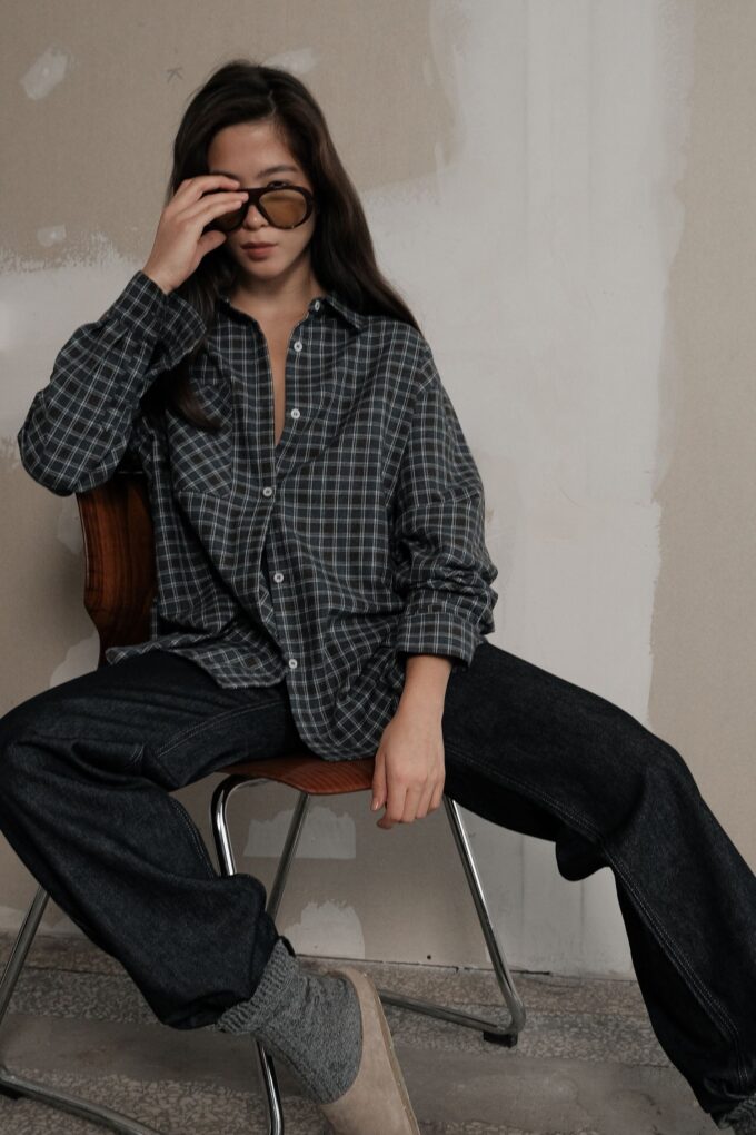 Сорочка з накладною кишенею в синю клітинку шоколадна фото 3