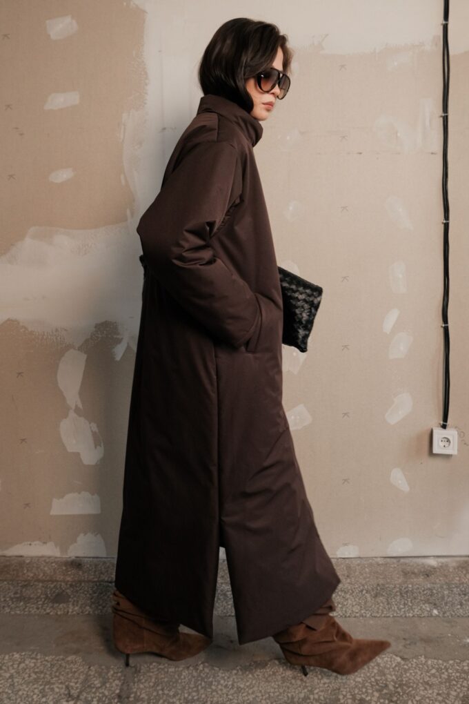 Куртка максі з поясом шоколадна фото 4