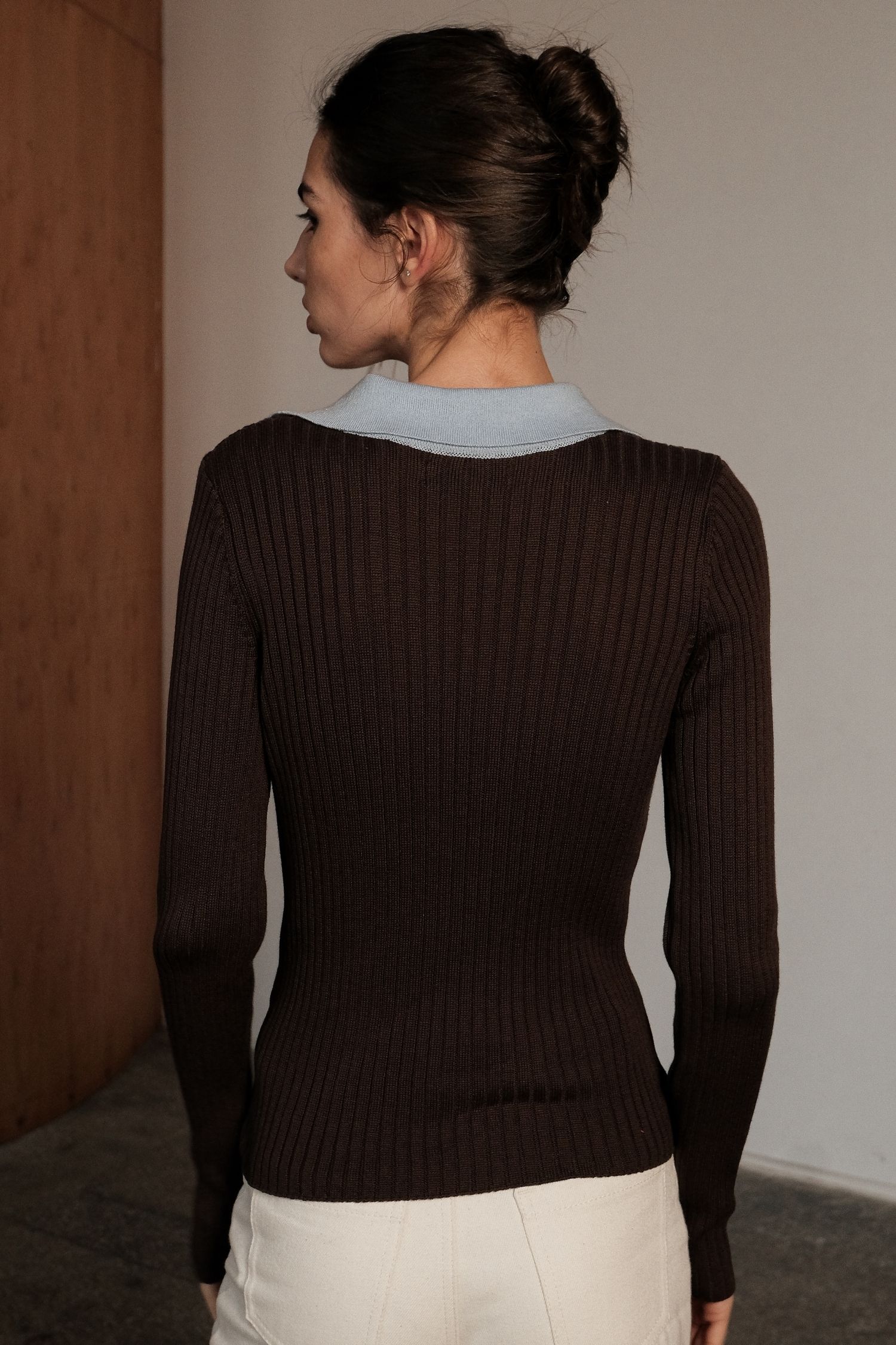 Джемпер поло на ґудзиках з блакитною вставкою шоколадний - The Lace photo 447021 Джемпер поло на ґудзиках з блакитною вставкою шоколадний - The Lace photo 447021