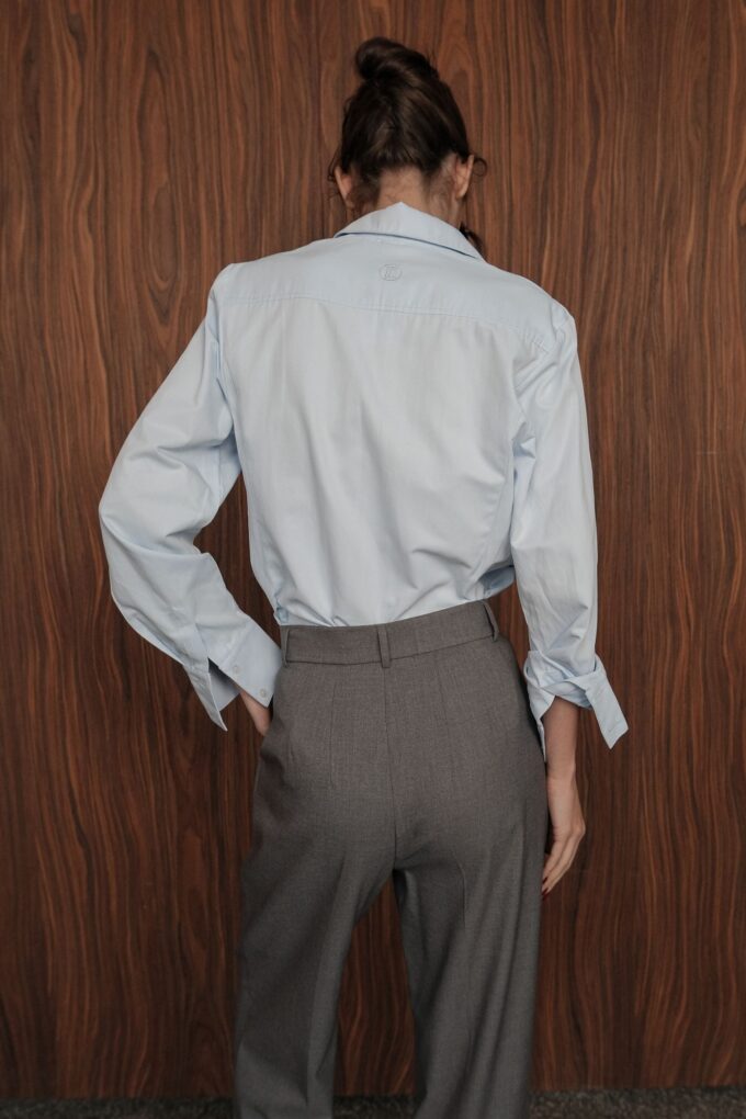 Сорочка приталена з брендованим лого блакитна фото 7