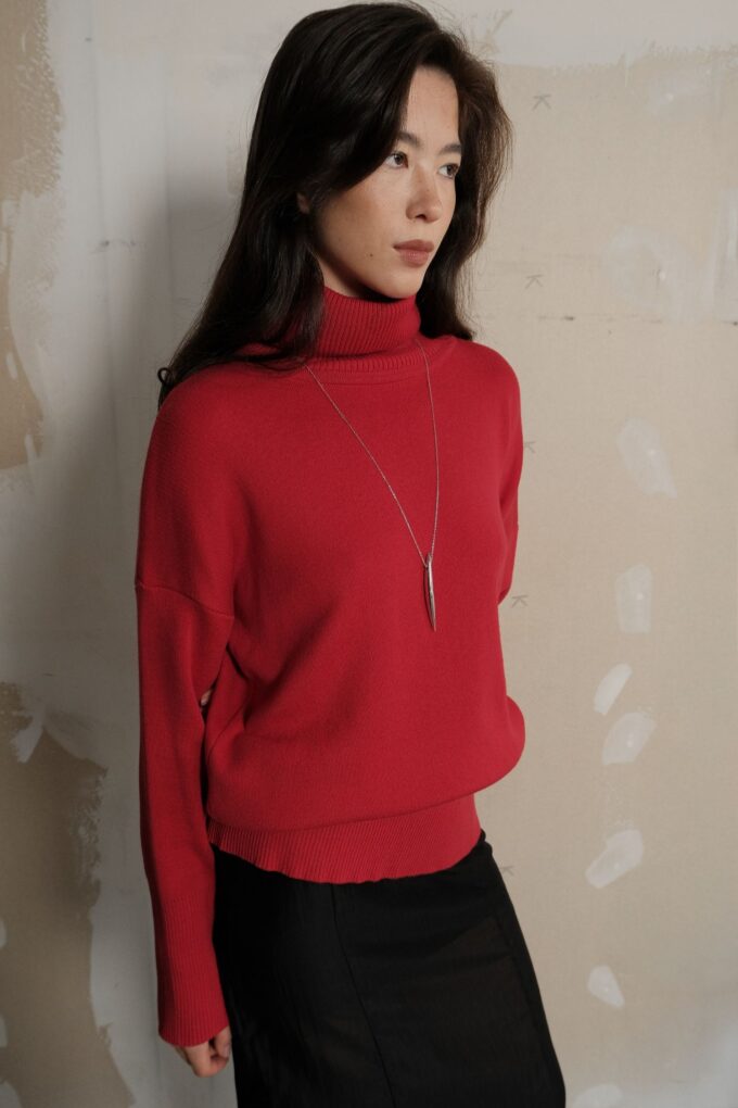 Трикотажний светр з об'ємною горловиною червоний фото 2