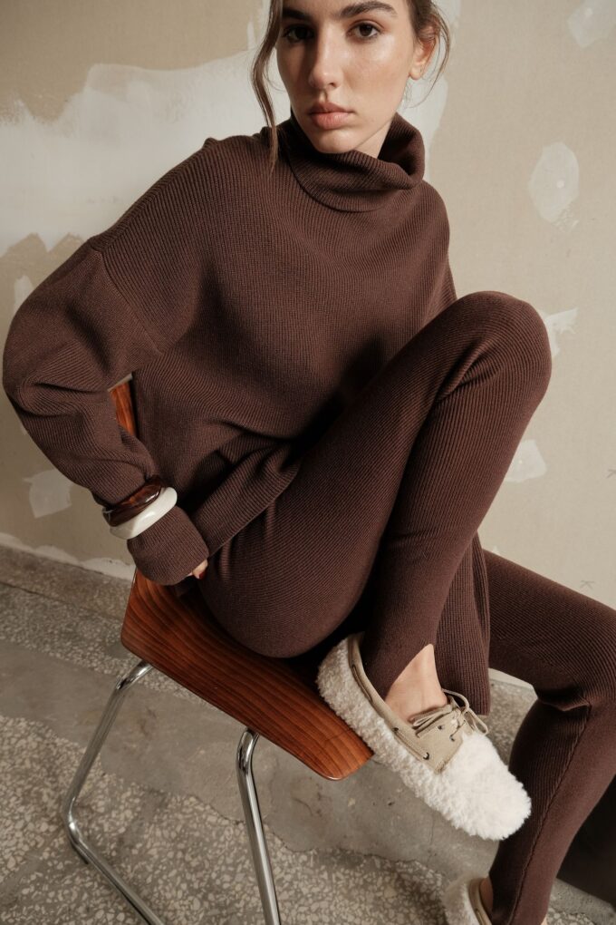 Светр трикотажний прямого крою з горловиною шоколадний фото 8