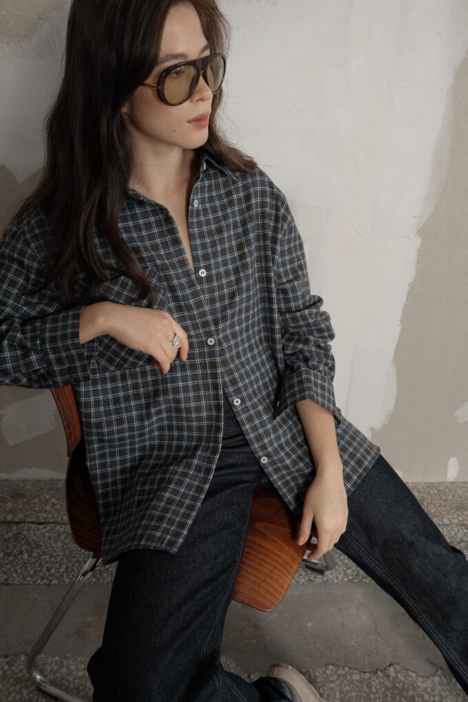 Сорочка з накладною кишенею в синю клітинку шоколадна фото 2