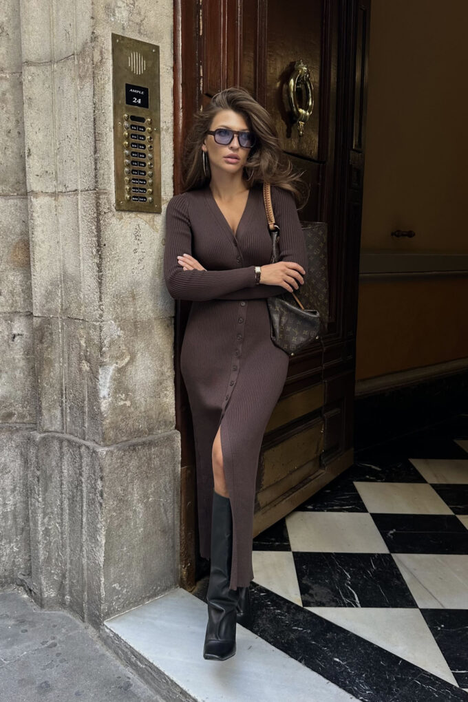 Трикотажна сукня максі на ґудзиках шоколадна - The Lace