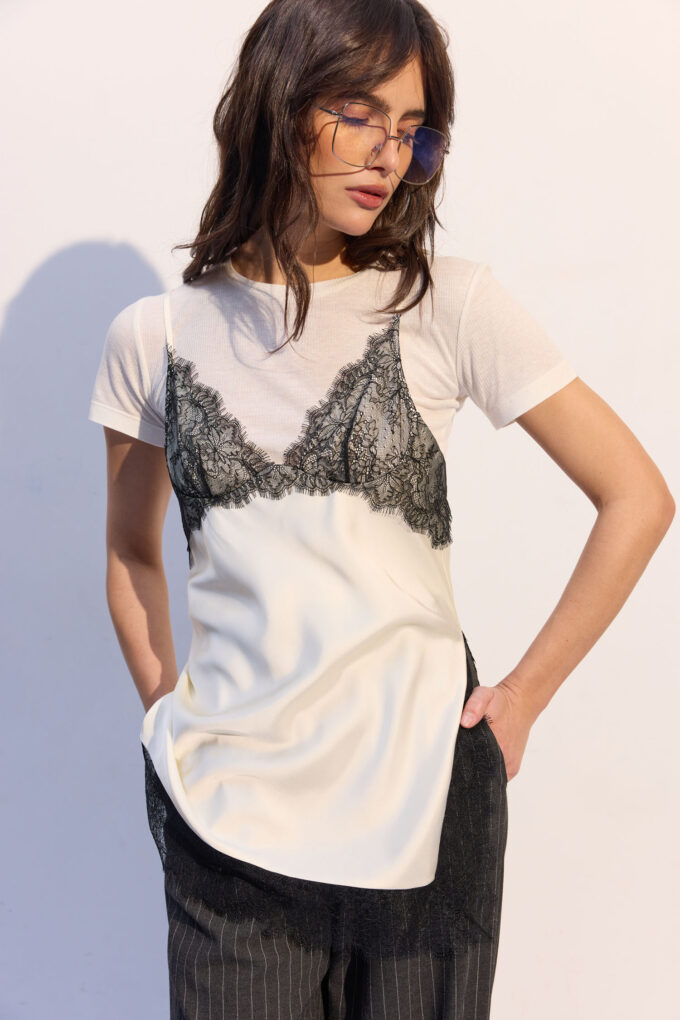 Milky satin top with black lace photo 3
