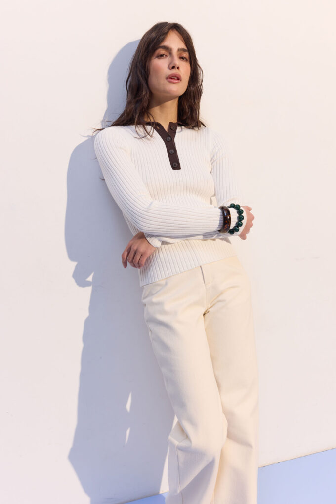 Джемпер поло на ґудзиках з шоколадною вставкою молочний фото 6