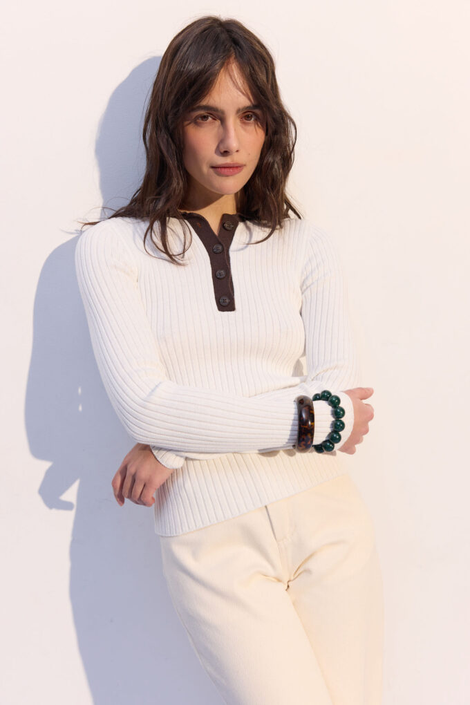 Джемпер поло на ґудзиках з шоколадною вставкою молочний - The Lace