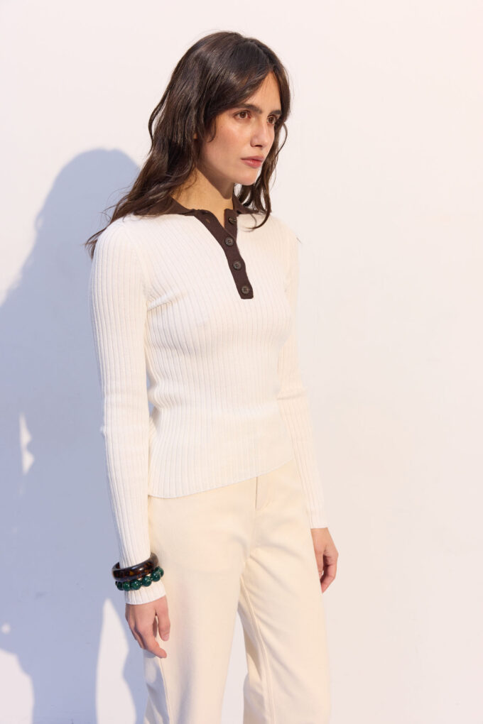 Джемпер поло на ґудзиках з шоколадною вставкою молочний фото 3