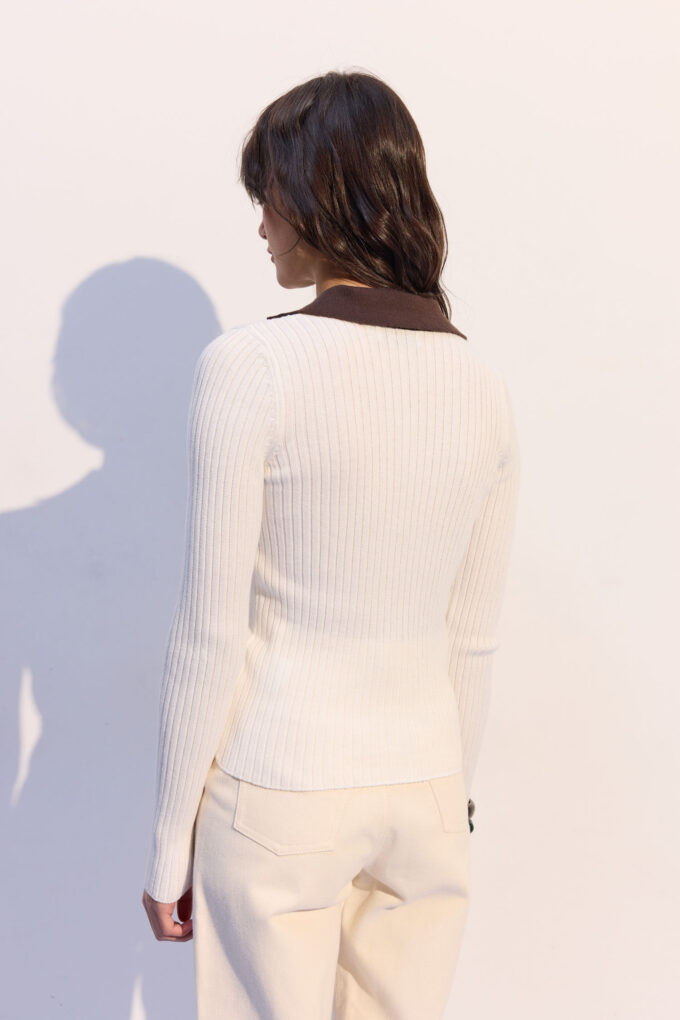 Джемпер поло на ґудзиках з шоколадною вставкою молочний фото 4