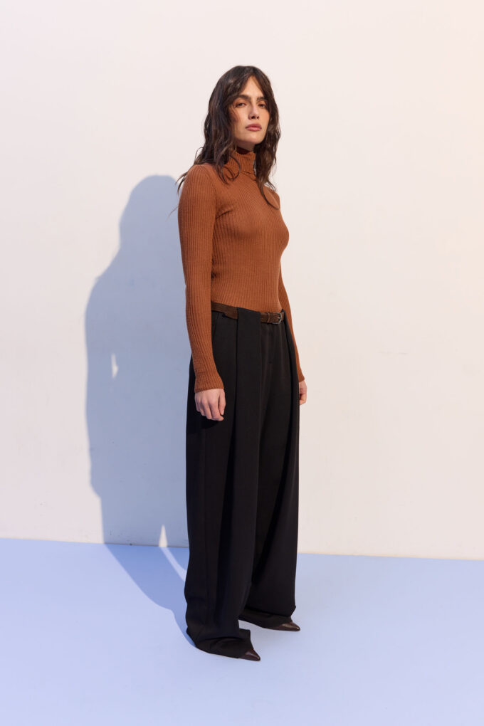 Брюки с декоративными складками черные Фото 4