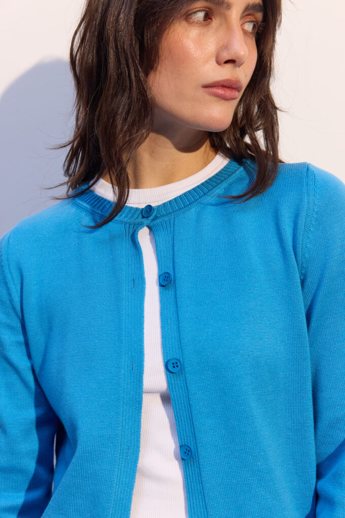 Трикотажний кардиган з круглим вирізом та вишивкою яскраво-блакитний фото 4