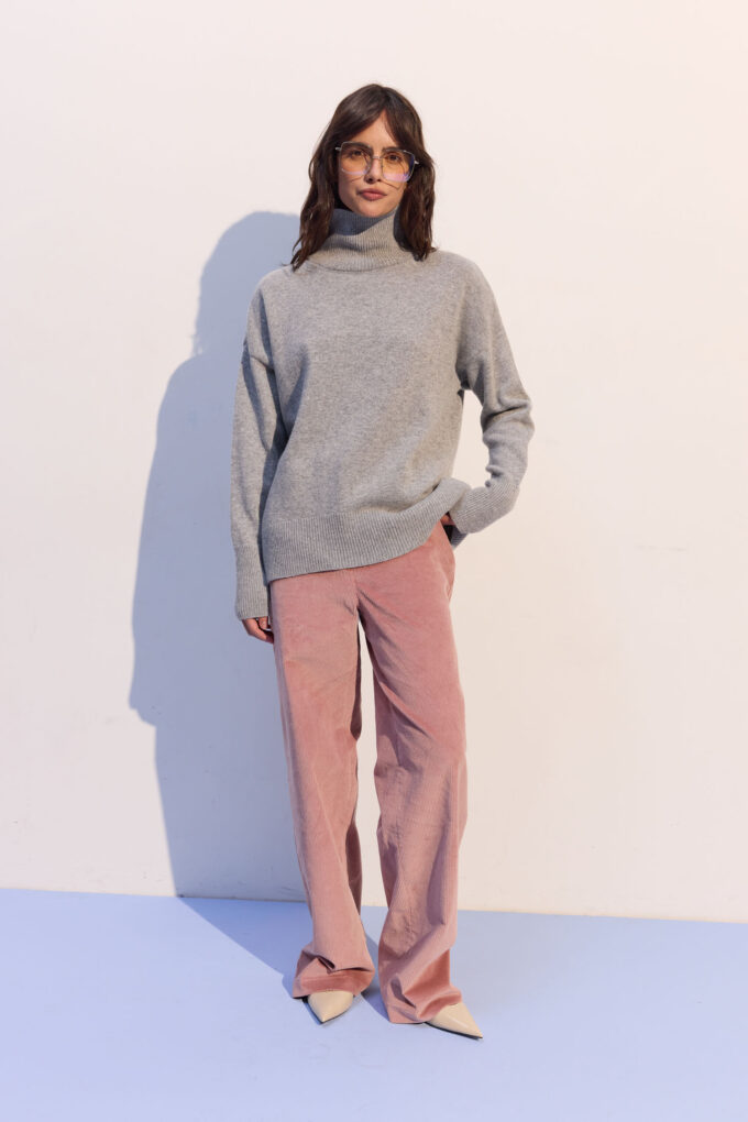 Светр із вовни ягня з горловиною сірий фото 2