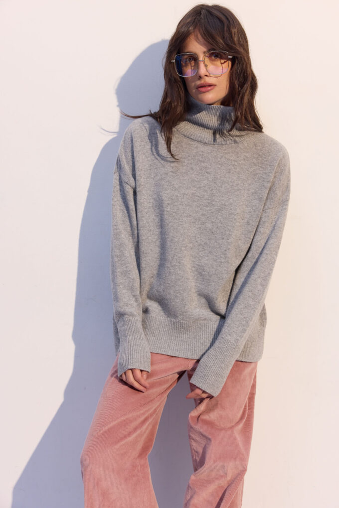 Светр із вовни ягня з горловиною сірий - The Lace