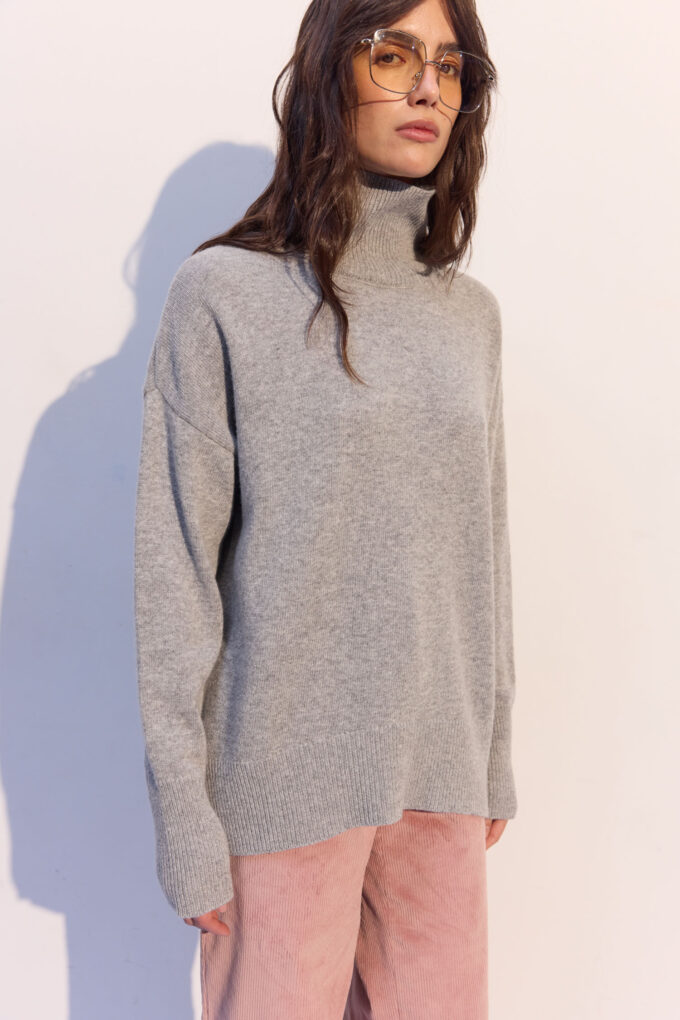 Светр із вовни ягня з горловиною сірий фото 4