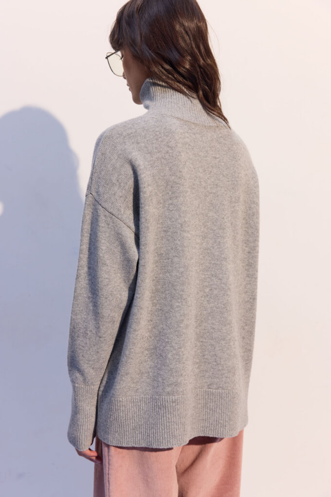 Светр із вовни ягня з горловиною сірий фото 3