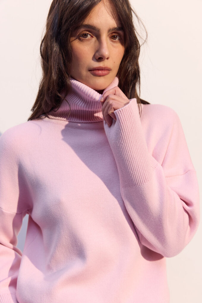 Трикотажний светр з об'ємною горловиною рожевий фото 2