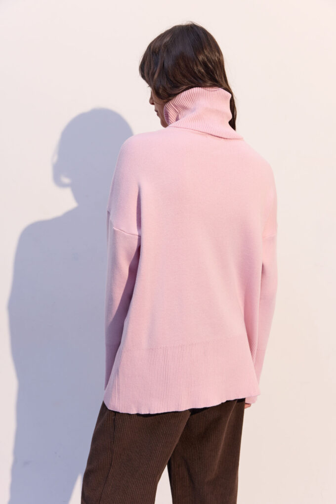Трикотажний светр з об'ємною горловиною рожевий фото 4