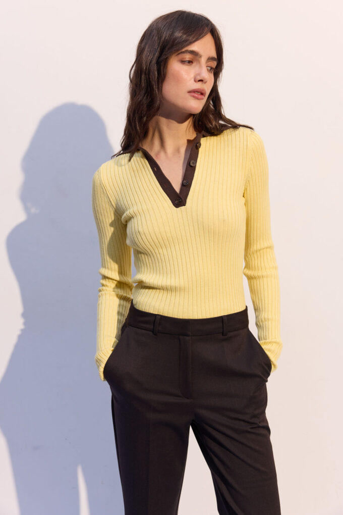 Джемпер поло на ґудзиках з шоколадною вставкою лимонний фото 4