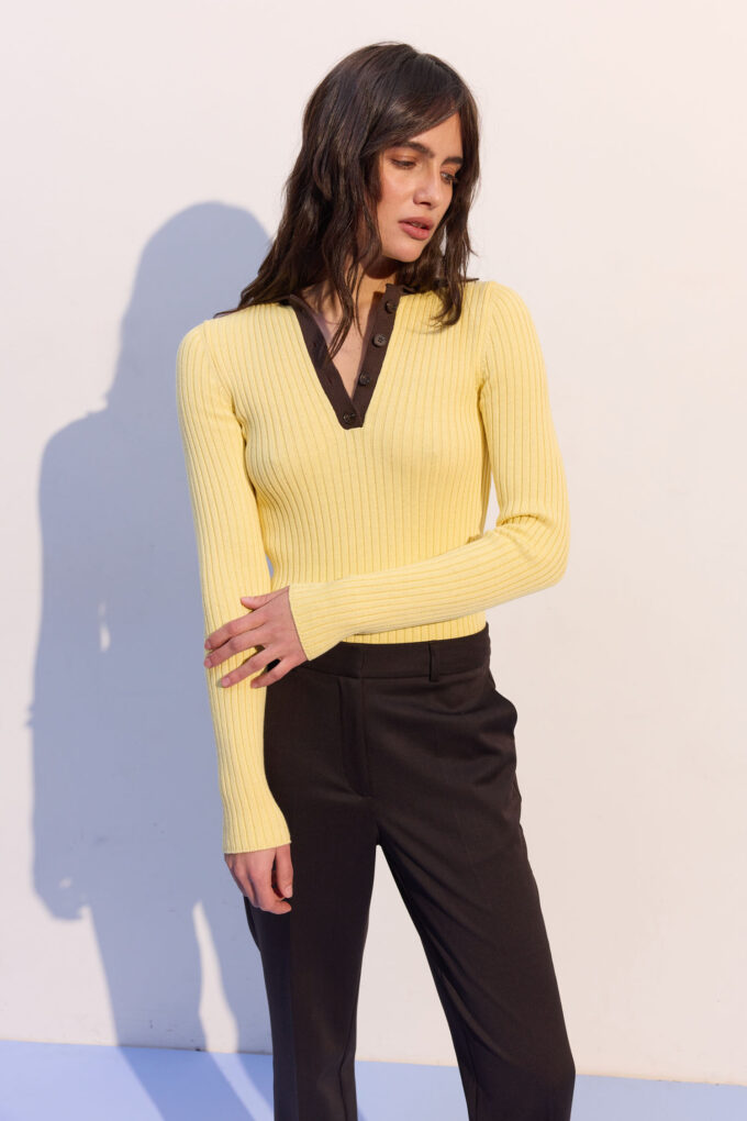 Джемпер поло на ґудзиках з шоколадною вставкою лимонний фото 5