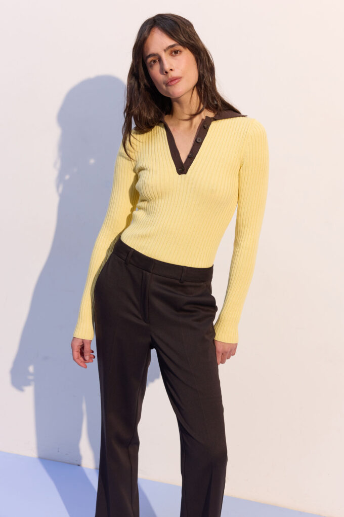 Джемпер поло на ґудзиках з шоколадною вставкою лимонний фото 3