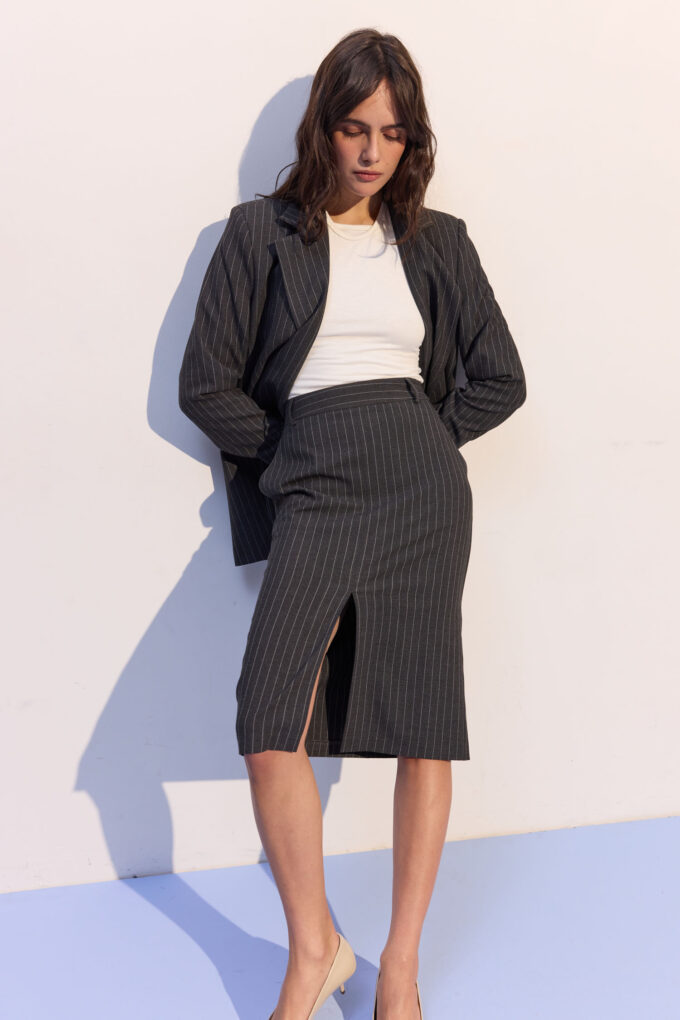 Спідниця міді прямого крою в широку смужку графітова - The Lace