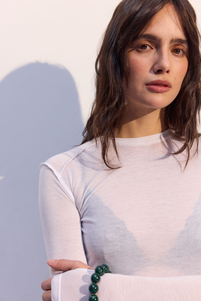 Трикотажный лонгслив с декоративными швами белый Фото 5