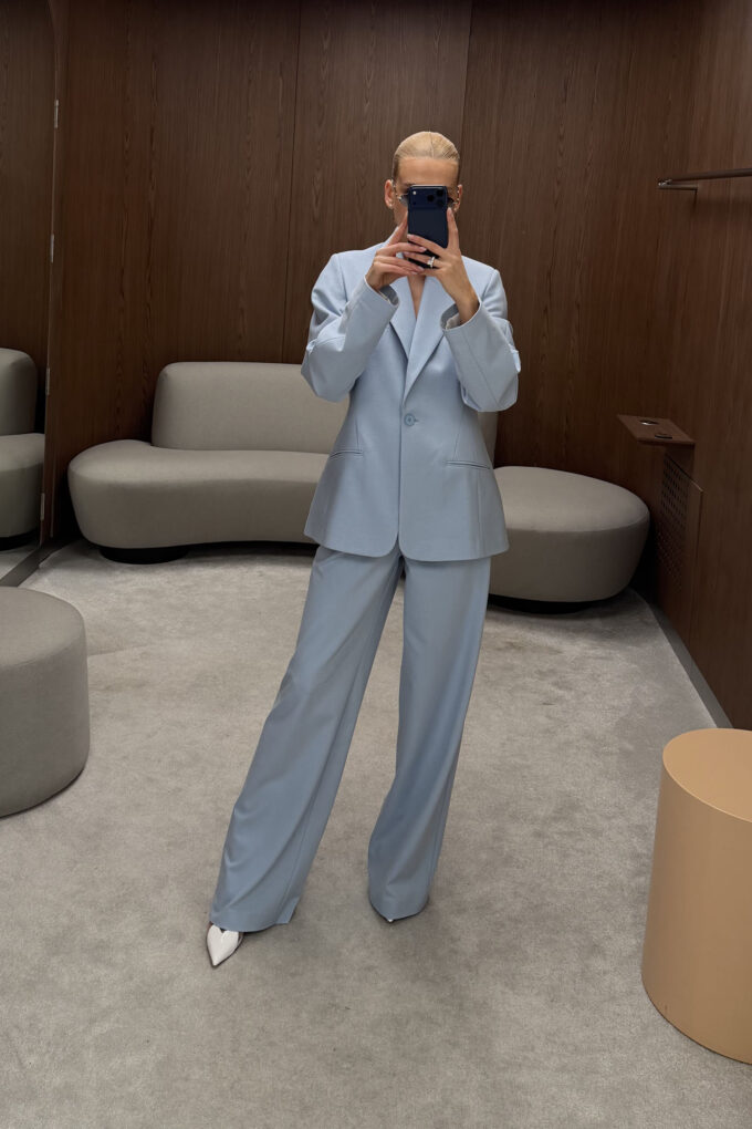 Брюки прямого кроя с двойными защипами голубые Фото 4