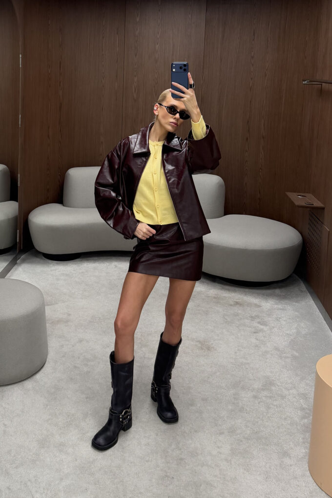 Бомбер з еко-шкіри із об'ємними рукавами бордовий фото 2